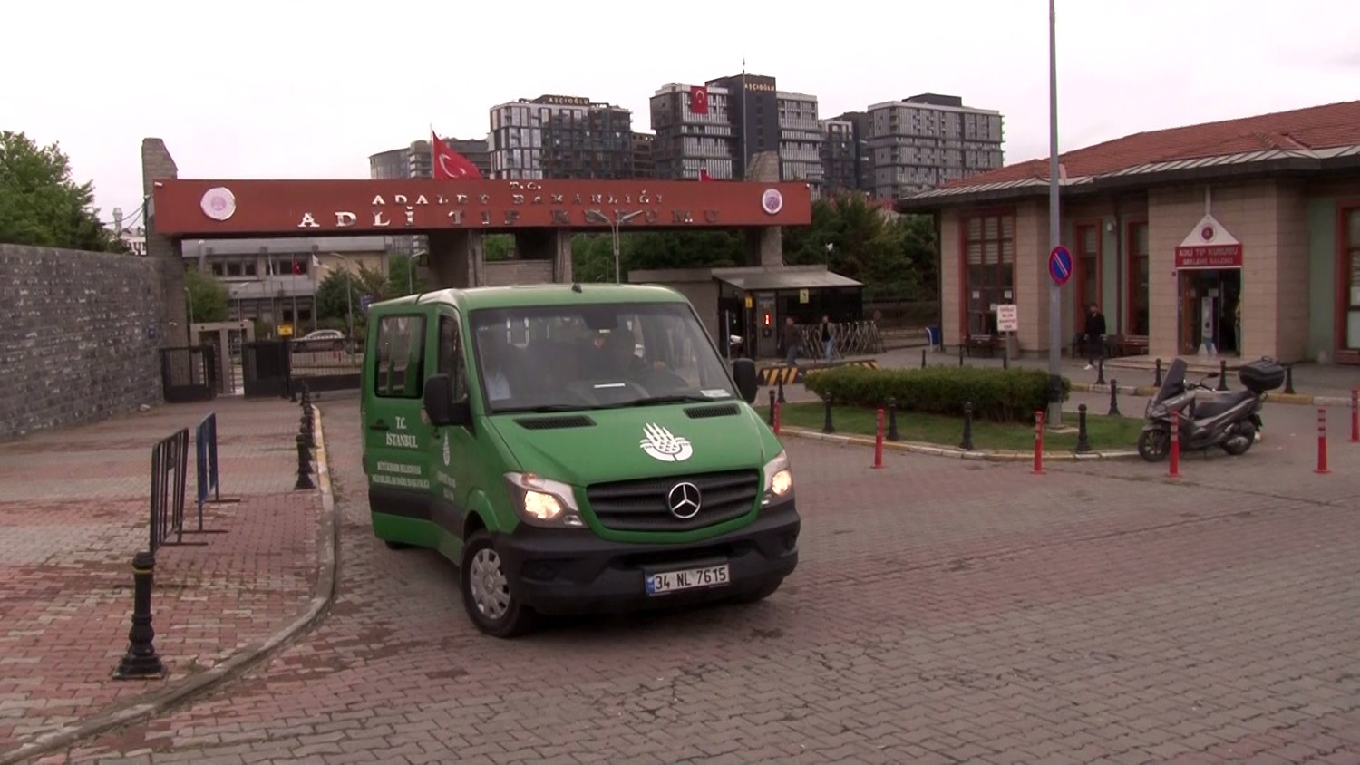 Küçükçekmece’de kazılan çukurda ölen kızın cenazesi adli tıptan alındı
