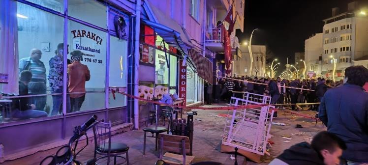 Kutlama yapılan CHP ilçe binasının balkonu çöktü: 3’ü ağır 8 yaralı
