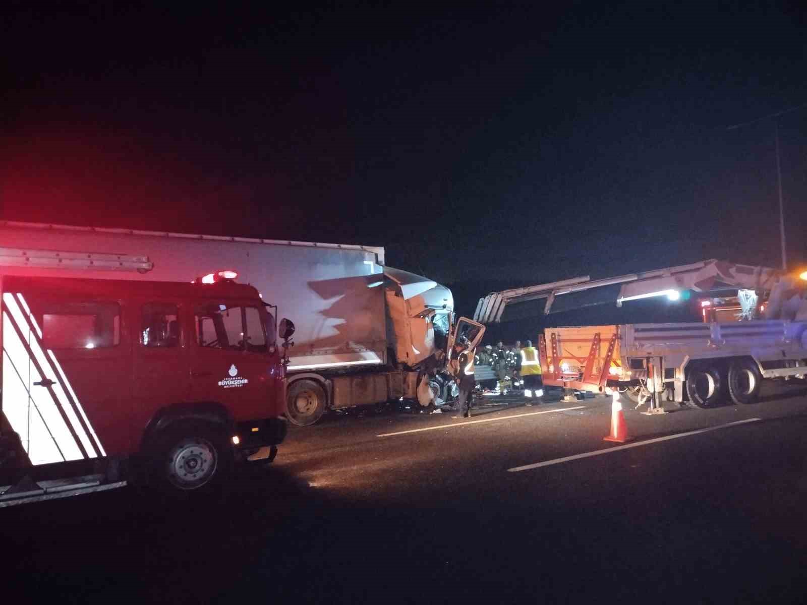 Kuzey Marmara Otoyolu’nda tır, kamyona arkadan çarptı: 2 yaralı
