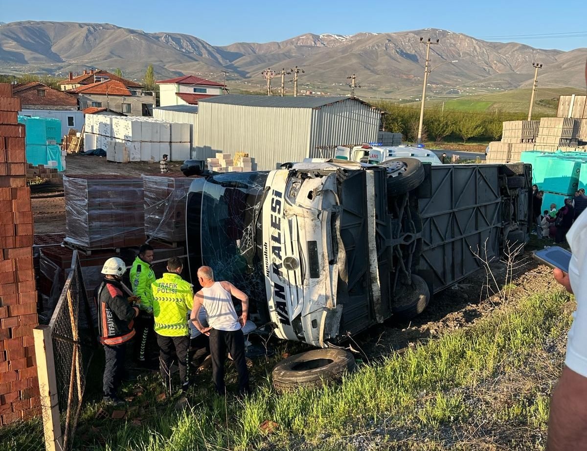 Malatya’da otomobil ile çarpışan yolcu otobüsü devrildi: 1’i ağır 22 yaralı