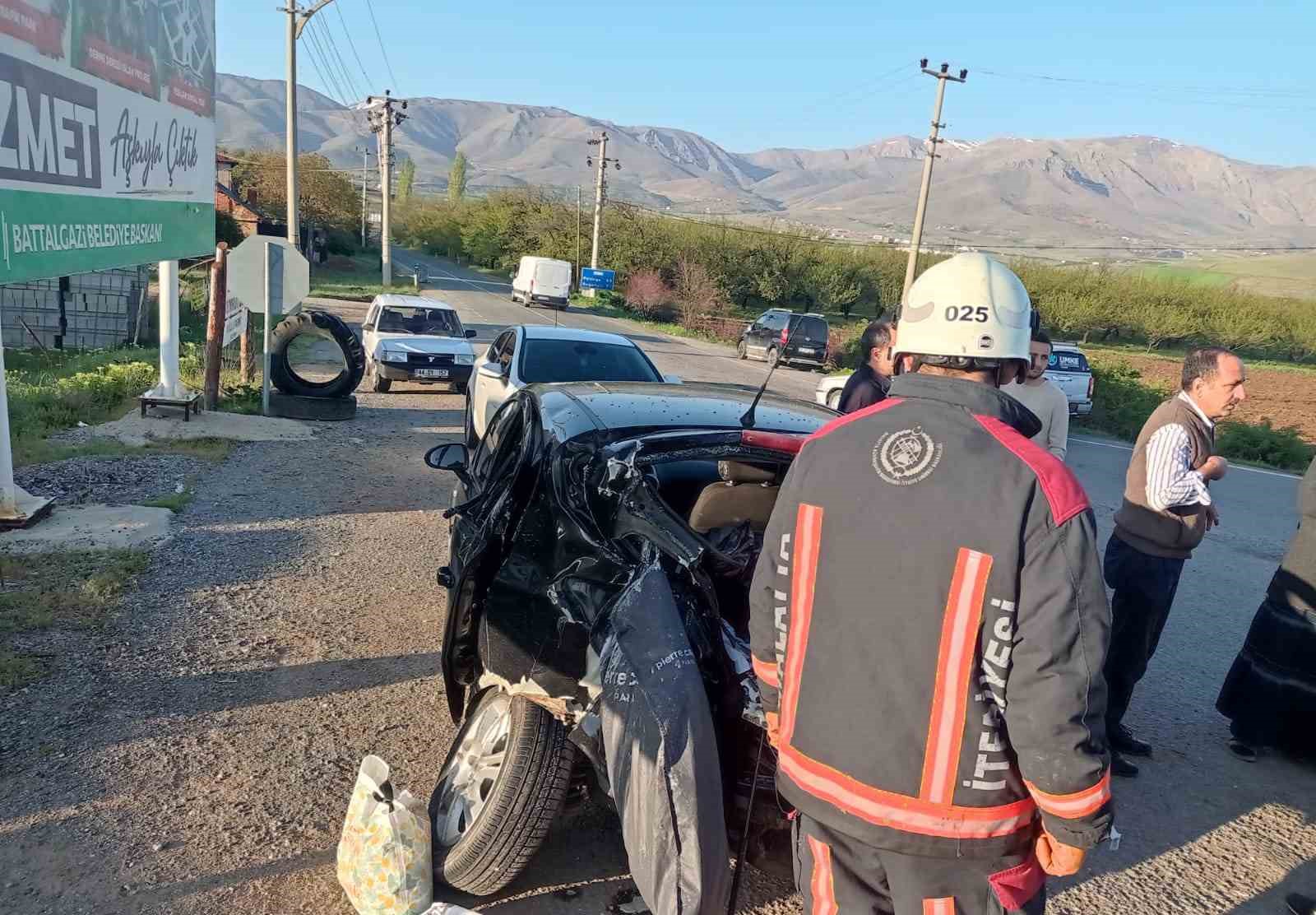 Malatya’da otomobil ile çarpışan yolcu otobüsü devrildi: 1’i ağır 22 yaralı
