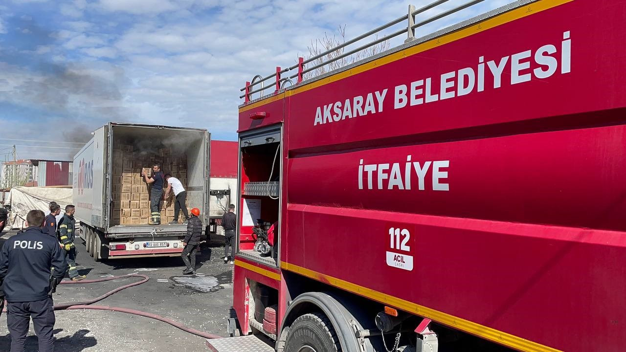 Mangal kömürü yüklü tır dorsesinde yangın paniği
