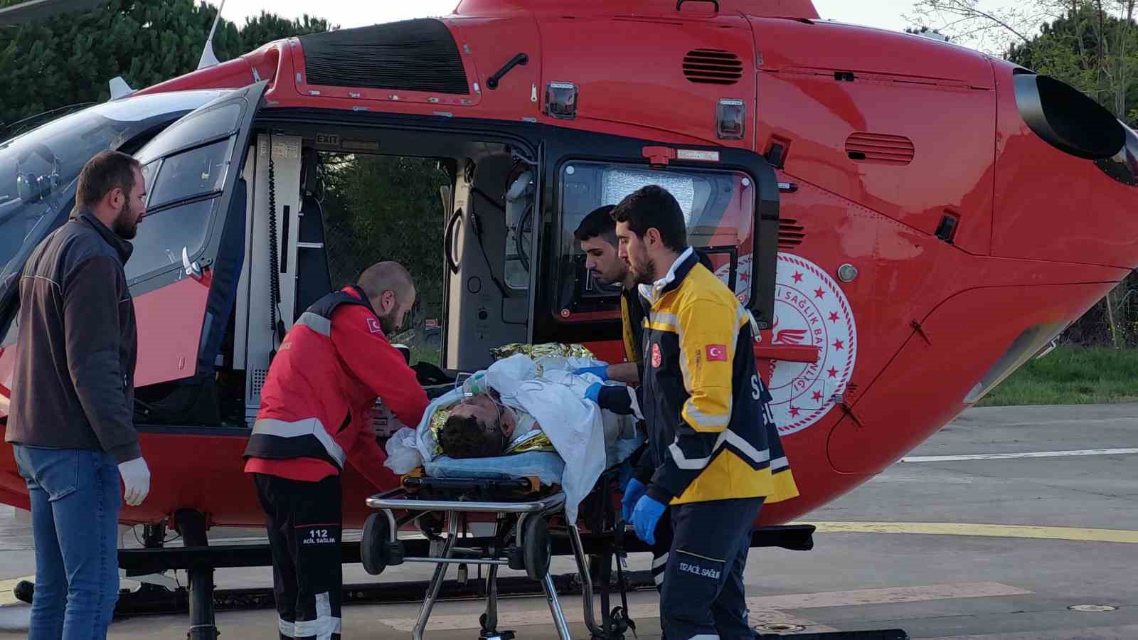 Mangal yakmak isterken benzinin parlaması sonucu yandılar: Yardıma ambulans helikopter yetişti
