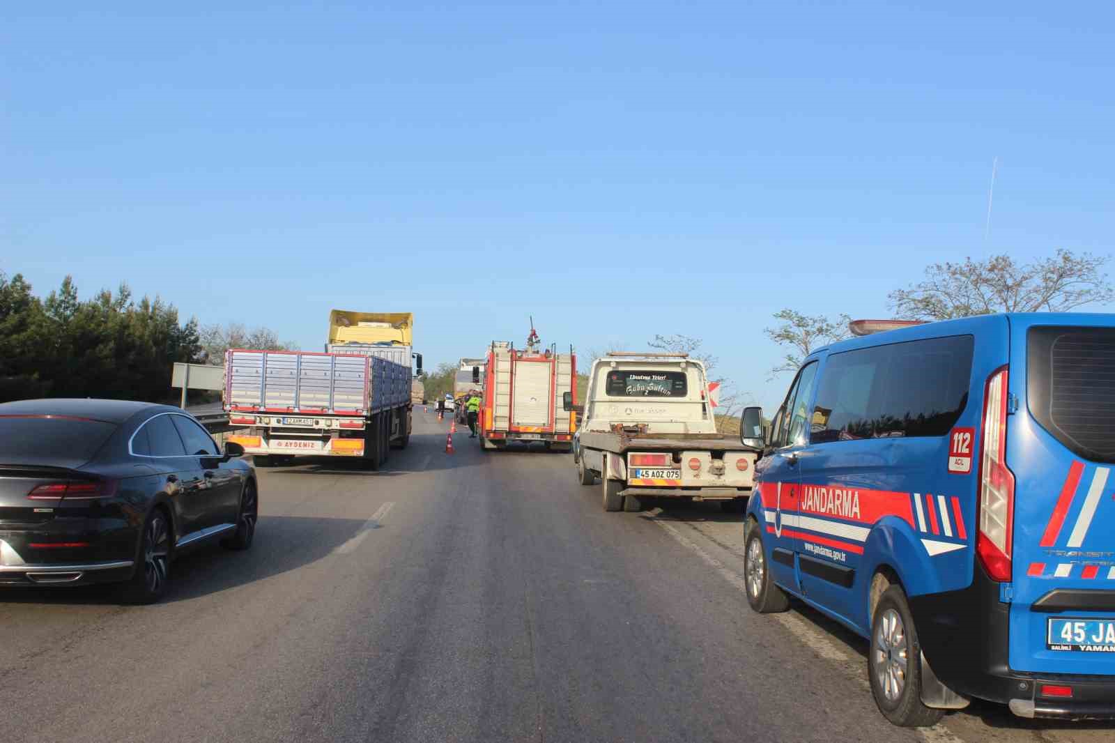 Manisa’da kamyonet tıra arkadan çarptı: 3 ölü, 1 ağır yaralı
