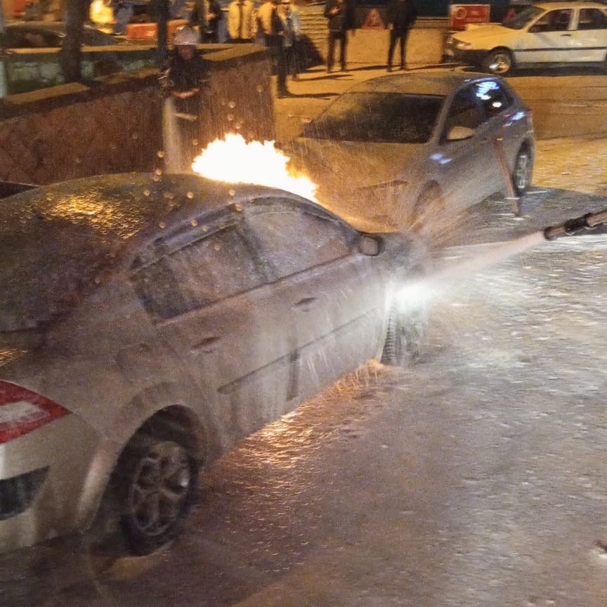 Mardin’de park halindeki otomobil alev aldı
