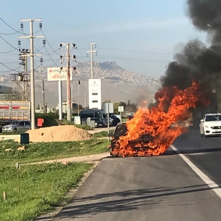 Mardin’de park halindeki otomobil alev topuna döndü