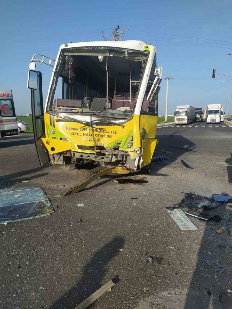 Mardin’de tır ile halk otobüsü çarpıştı: 12 yaralı