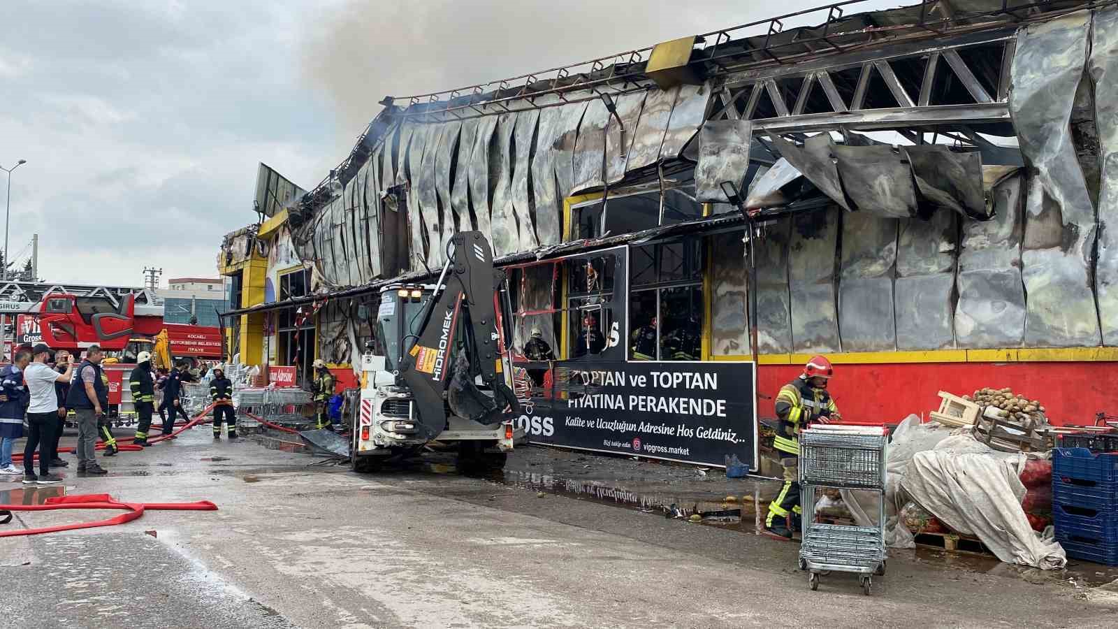 Market yangınında bin 350 metrekare kapalı alanın tamamı kül oldu
