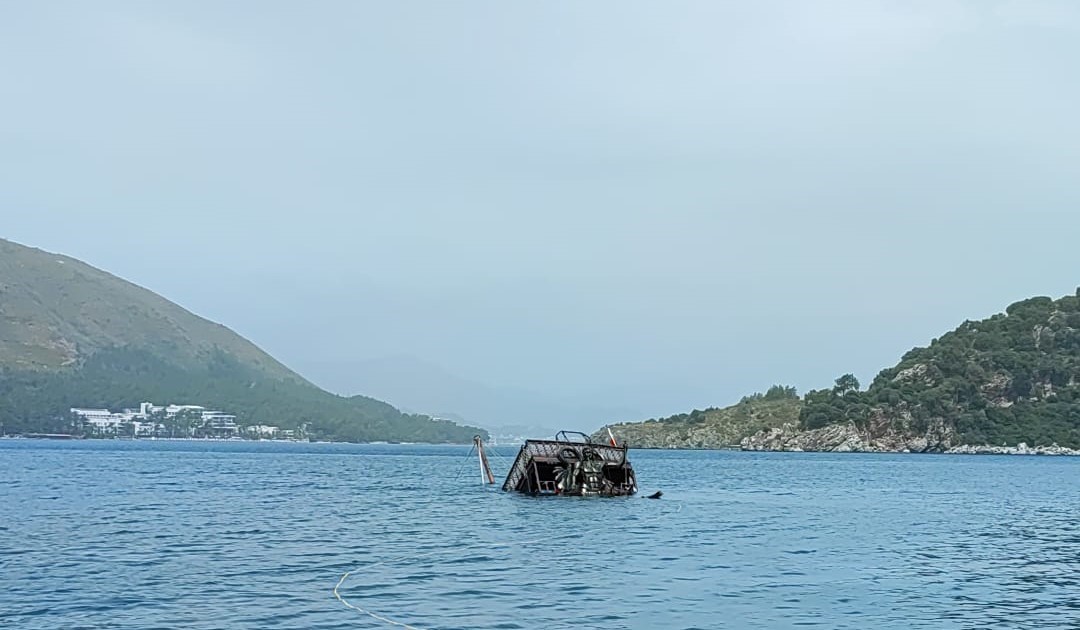 Marmaris’te açıkta demirleyen gezi teknesi battı