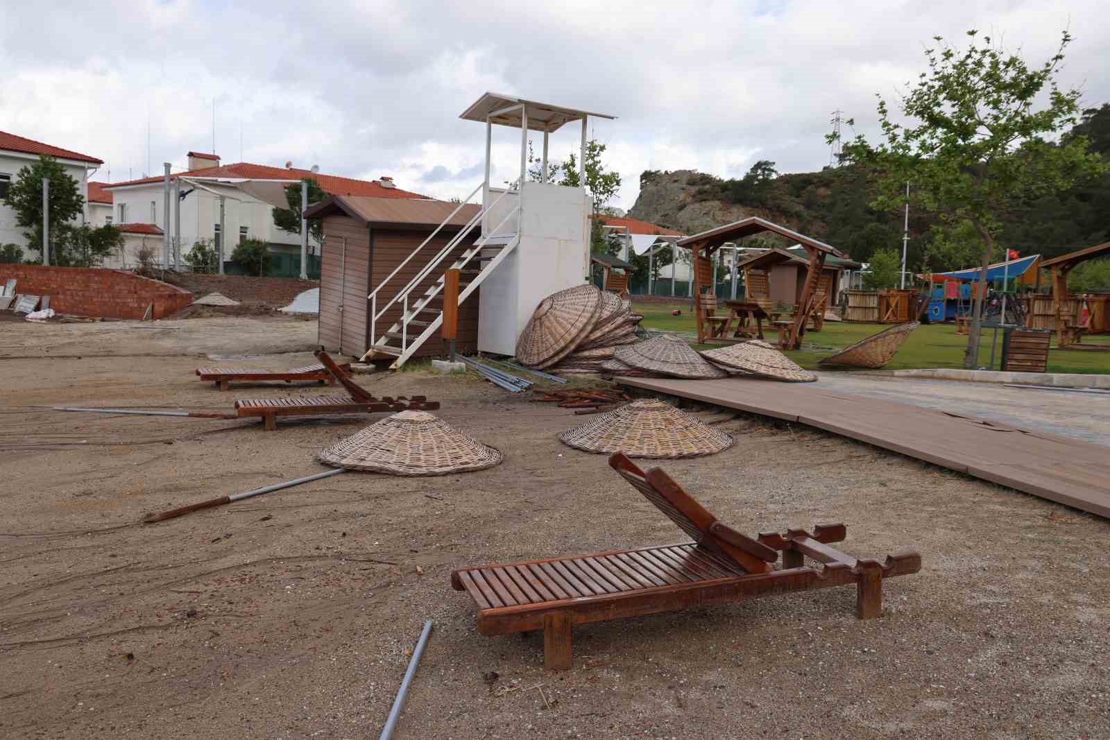 Marmaris’te çatıların uçma anı güvenlik kameralarına yansıdı
