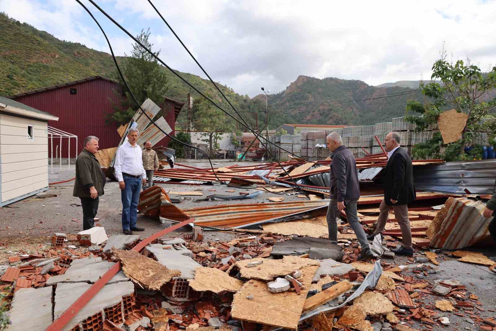 Marmaris’te çatıların uçma anı güvenlik kameralarına yansıdı
