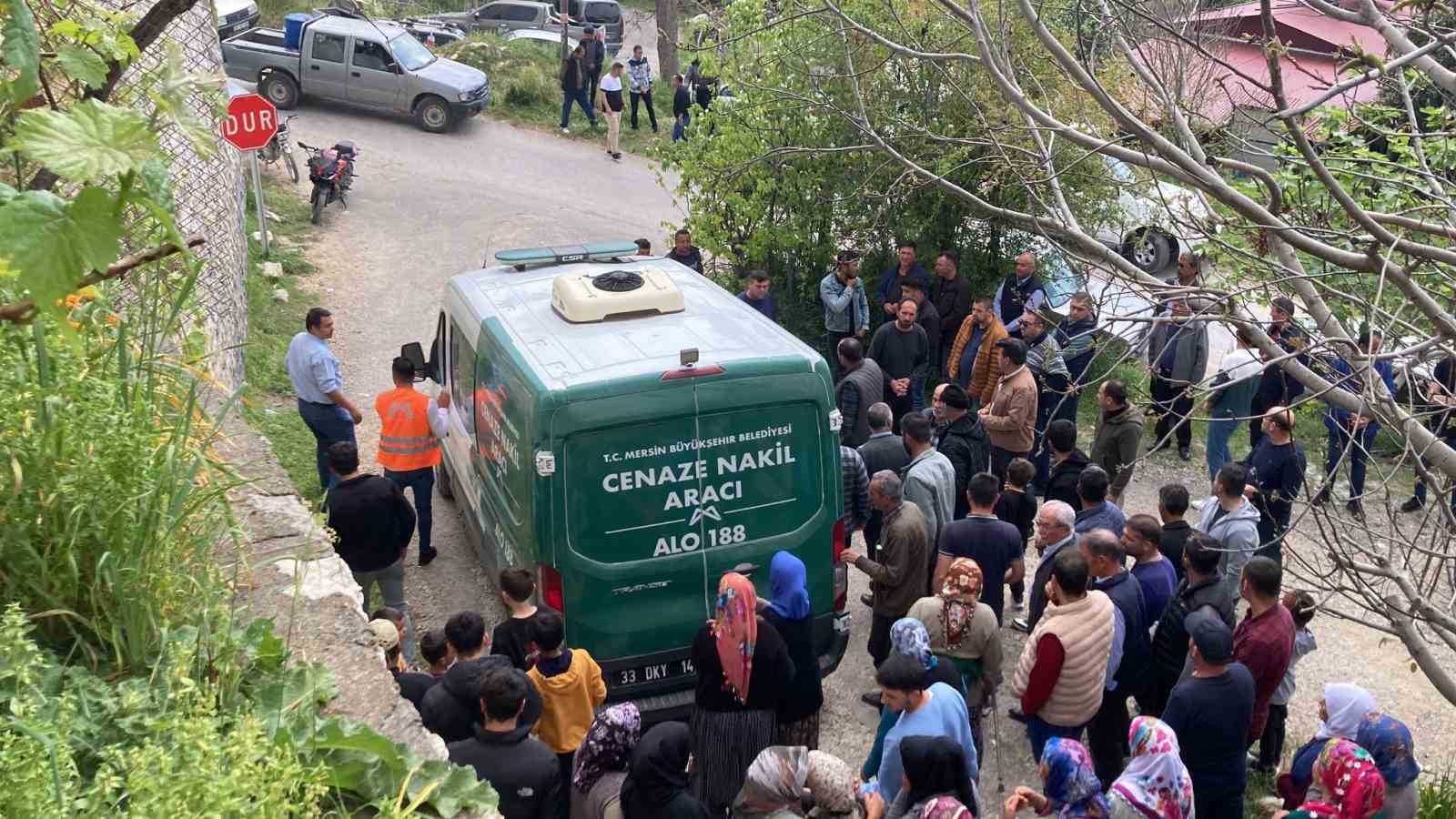 Mersin’de cinayete kurban giden 3 kişilik ailenin cenazeleri defin edildi
