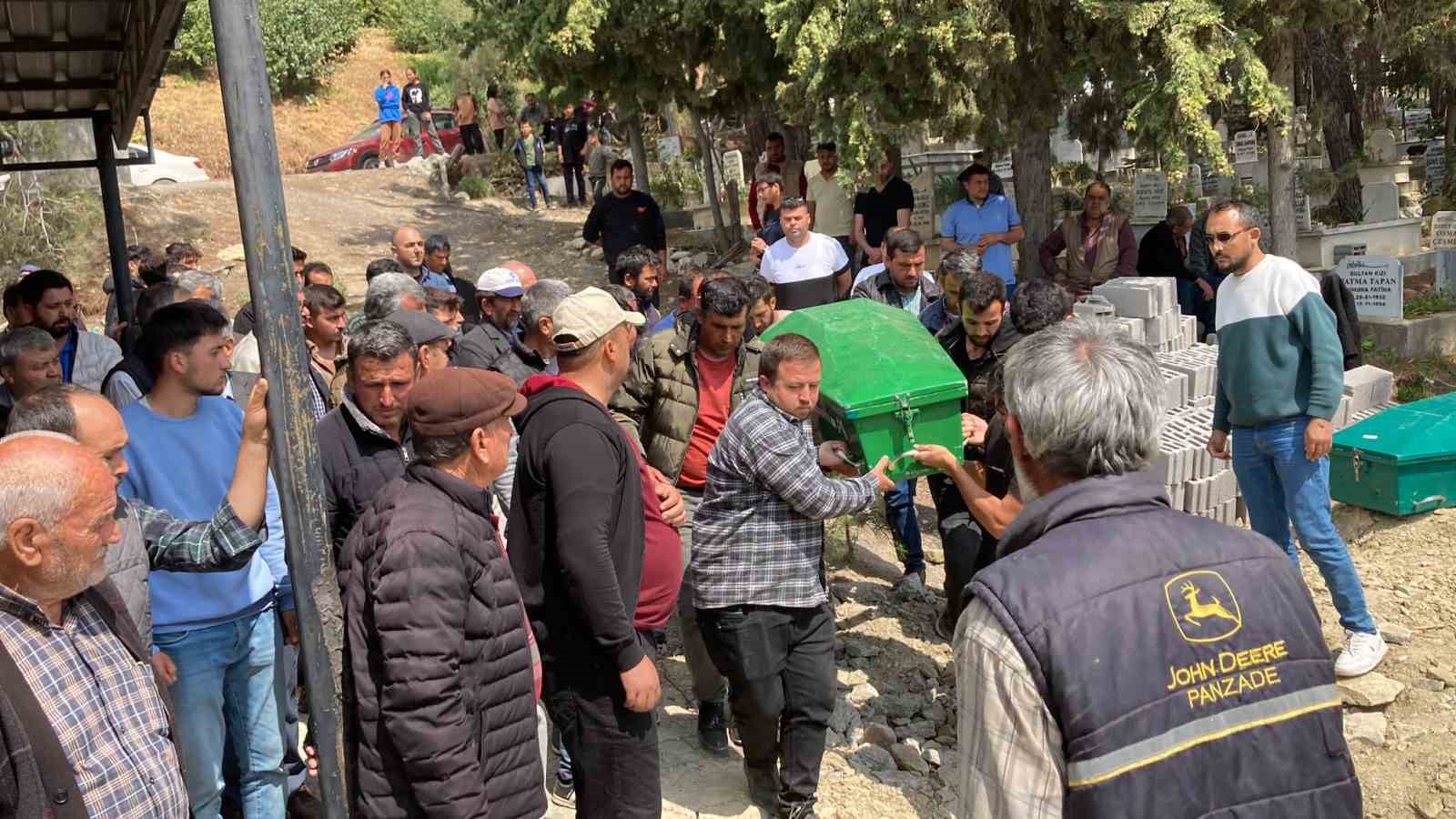 Mersin’de cinayete kurban giden 3 kişilik ailenin cenazeleri defin edildi
