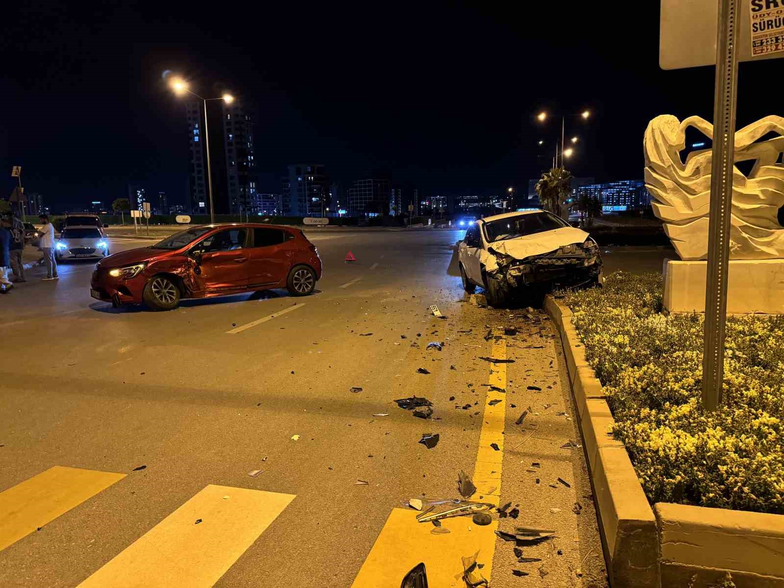 Mersin’de iki otomobil çarpıştı: 5 yaralı
