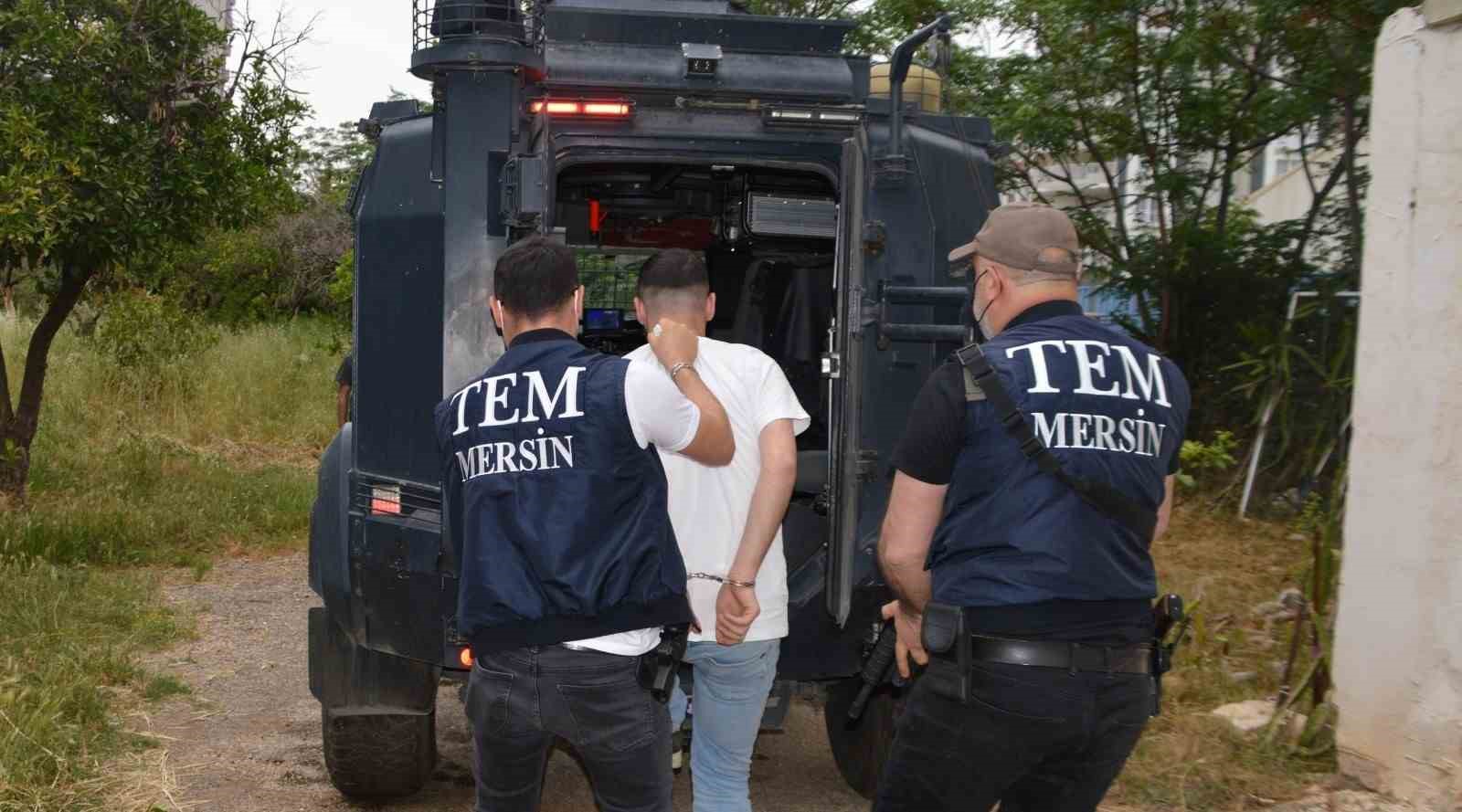 Mersin’de terör amaçlı araç kundaklayan şüpheli suçüstü yakalandı
