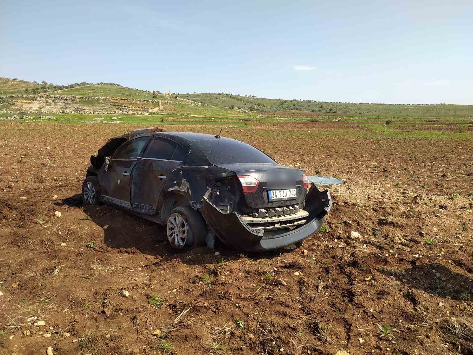 Midyat’ta tekeri patlayan otomobil yol kenarına savruldu: 2 yaralı
