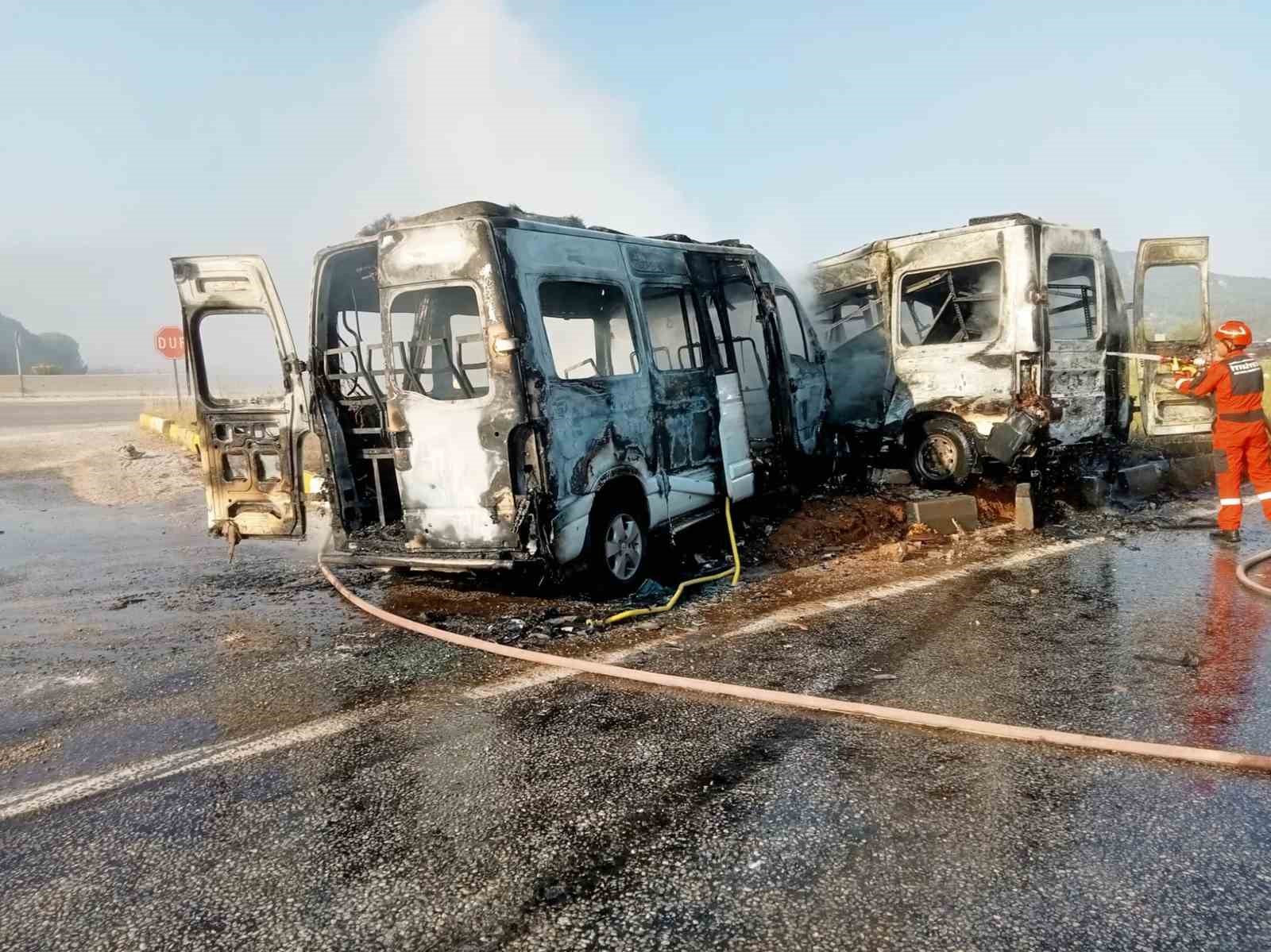 Milas’ta iki minibüs çarpıştı, 4’ü ağır 14 yaralı
