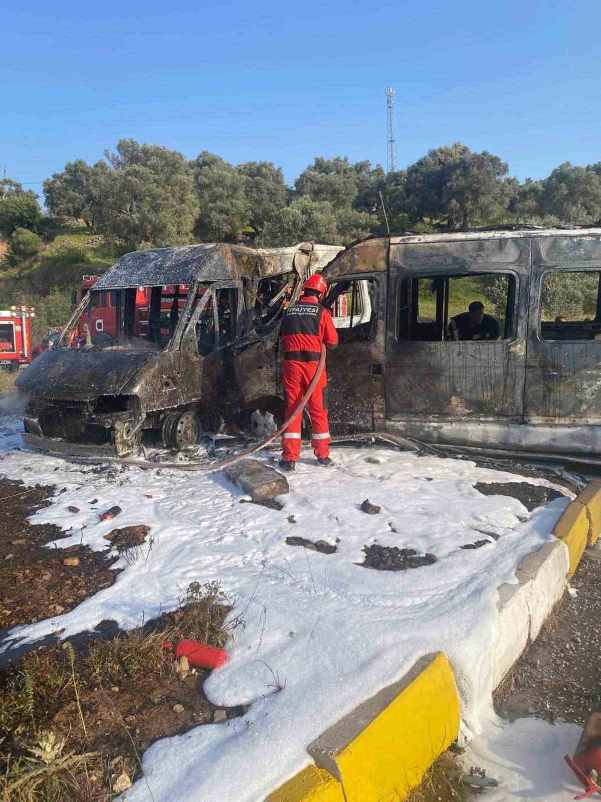 Milas’ta iki minibüs çarpıştı, 4’ü ağır 14 yaralı
