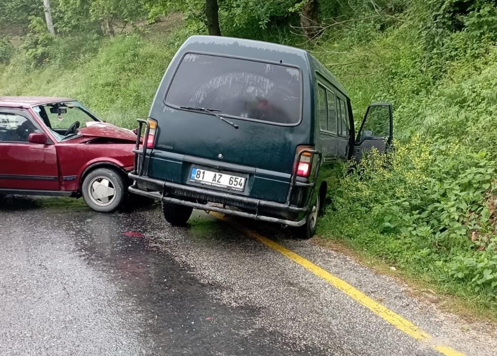 Minibüs ile otomobil kafa kafaya çarpıştı: 3 yaralı
