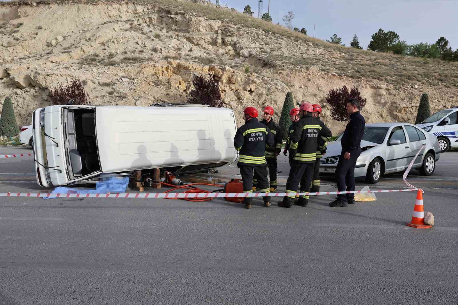 Minibüsün devrilerek sürücüsünün altında kaldığı kaza anı kamerada
