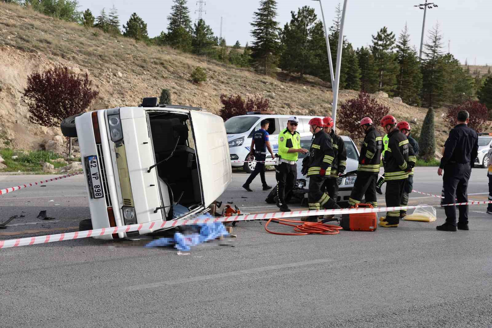 Minibüsün devrilerek sürücüsünün altında kaldığı kaza anı kamerada
