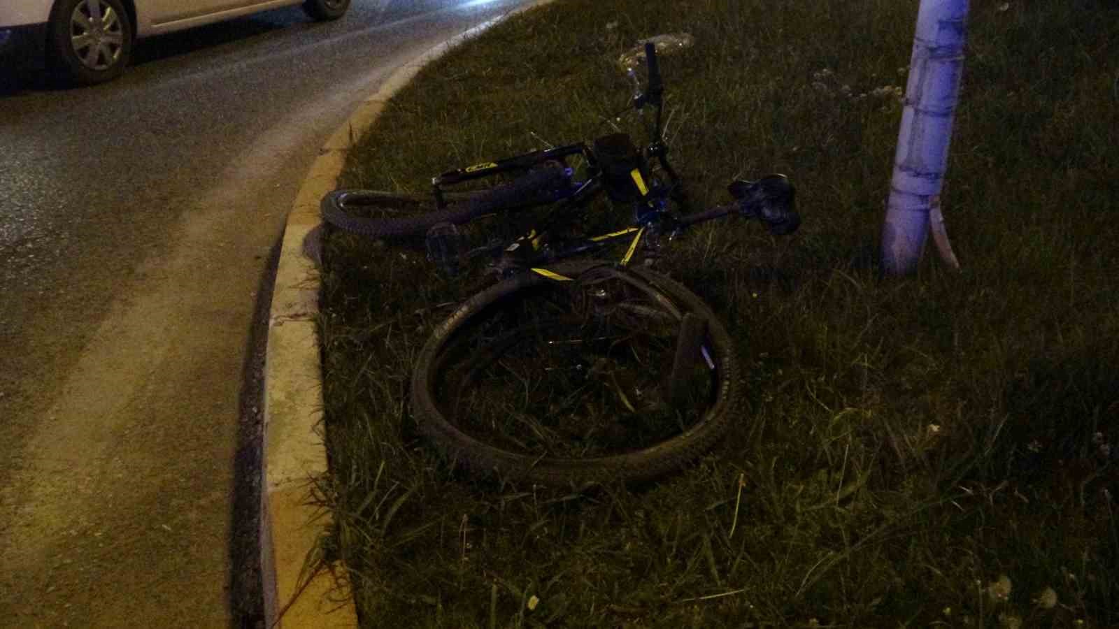 Motosiklet ile bisiklet çarpıştı: 3 yaralı
