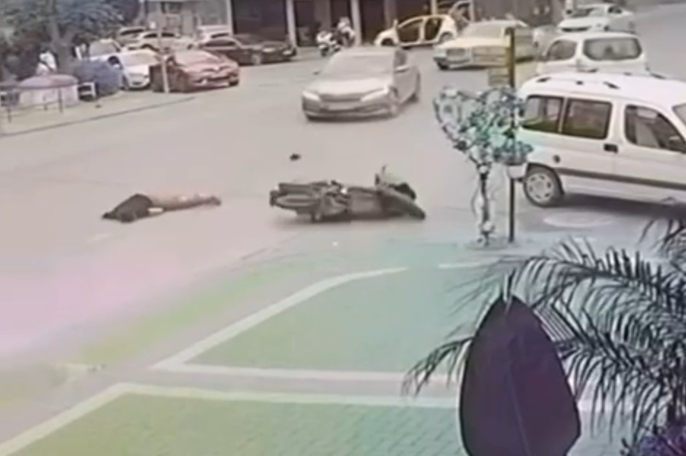 Motosiklet sürücüsünün ölümden döndüğü anlar güvenlik kamerasında
