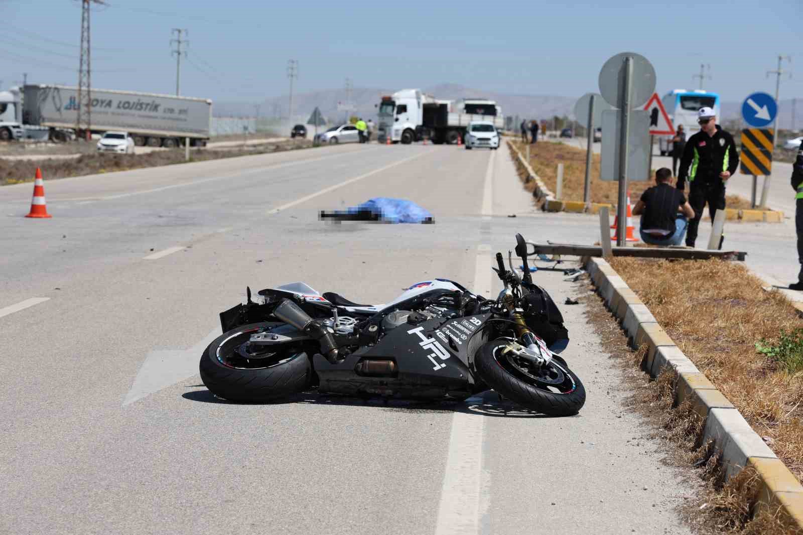 Motosiklet tıra çarptı, sürücü öldü
