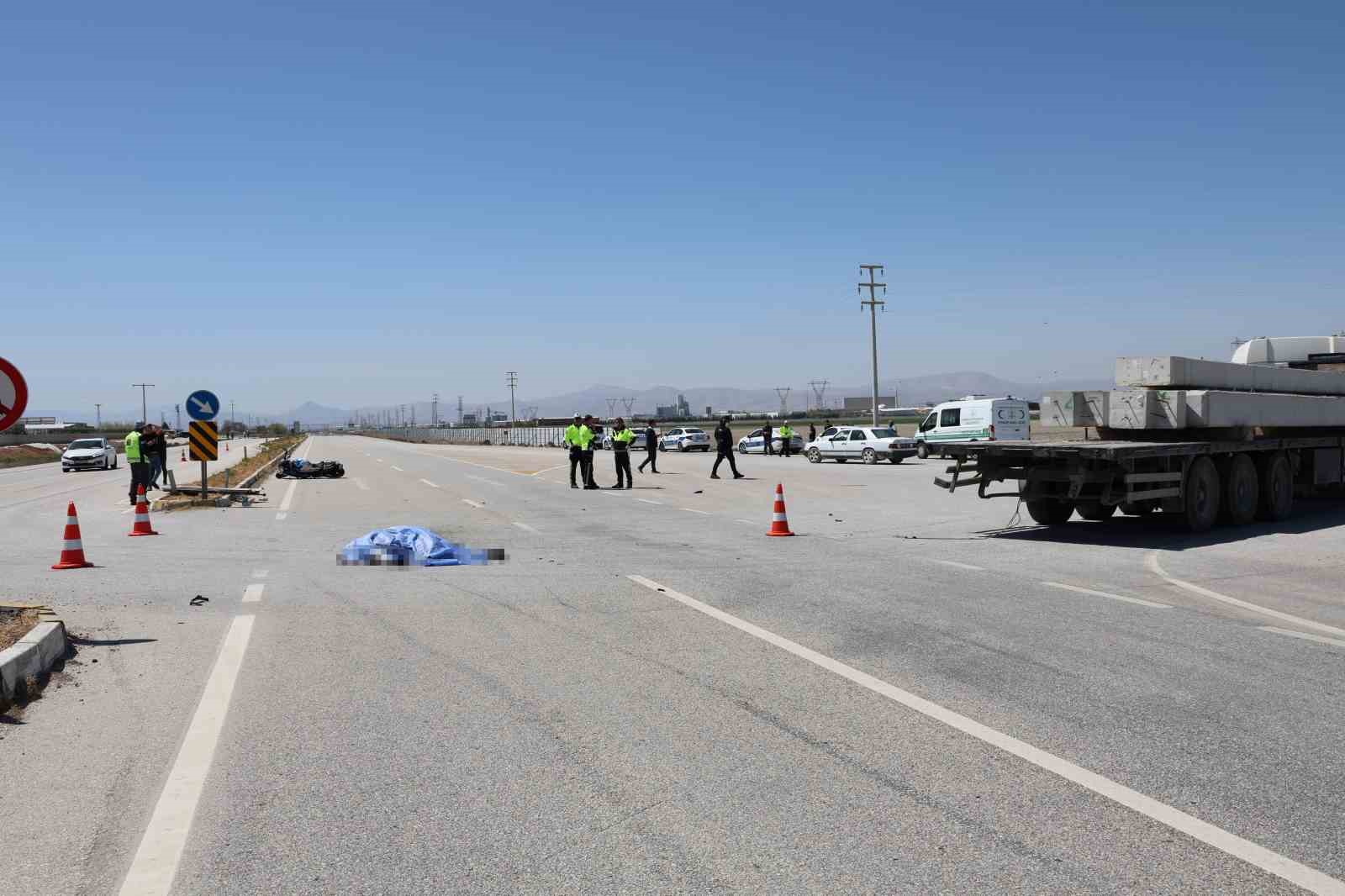 Motosiklet tıra çarptı, sürücü öldü
