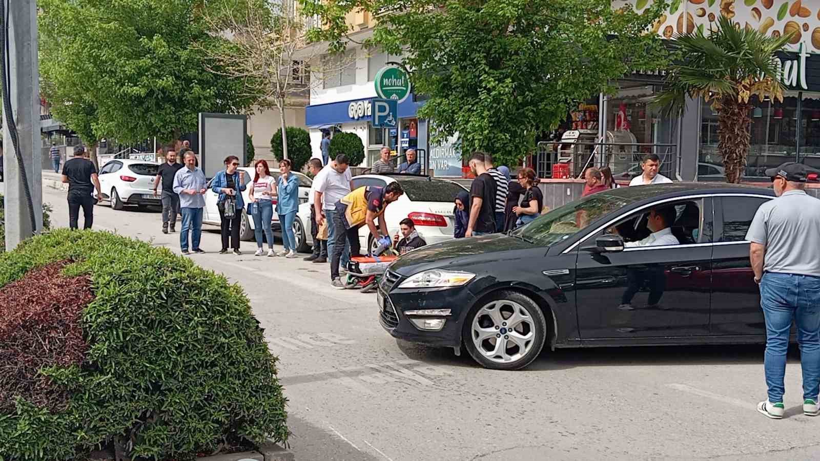 Motosiklet ve bisiklet çarpıştı: 3 yaralı
