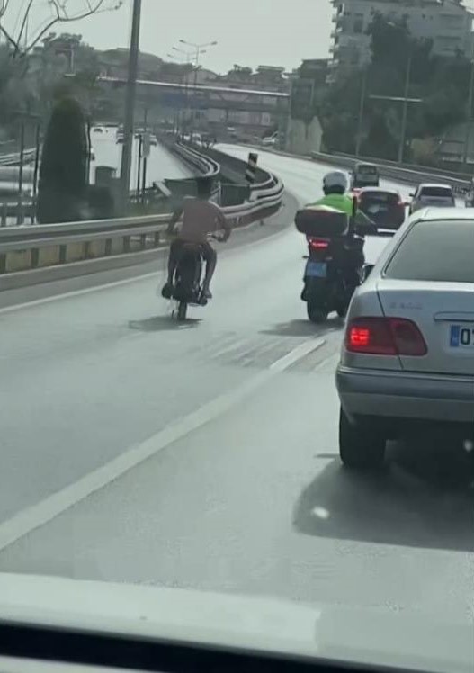 Motosikletini, kendisine ’dur’ ihtarında bulunan motorize trafik polisinin üzerine sürdü

