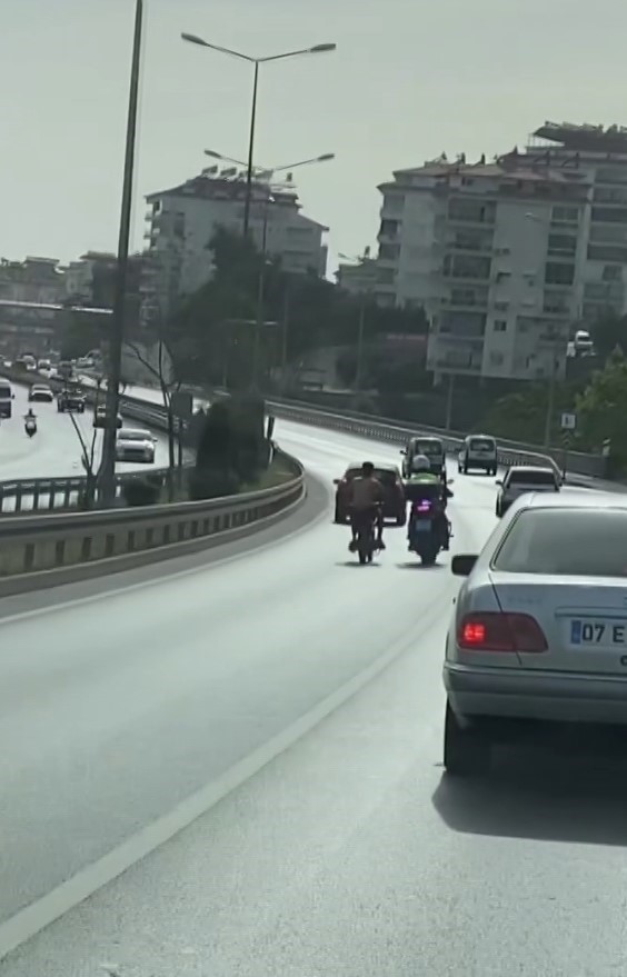 Motosikletini, kendisine ’dur’ ihtarında bulunan motorize trafik polisinin üzerine sürdü

