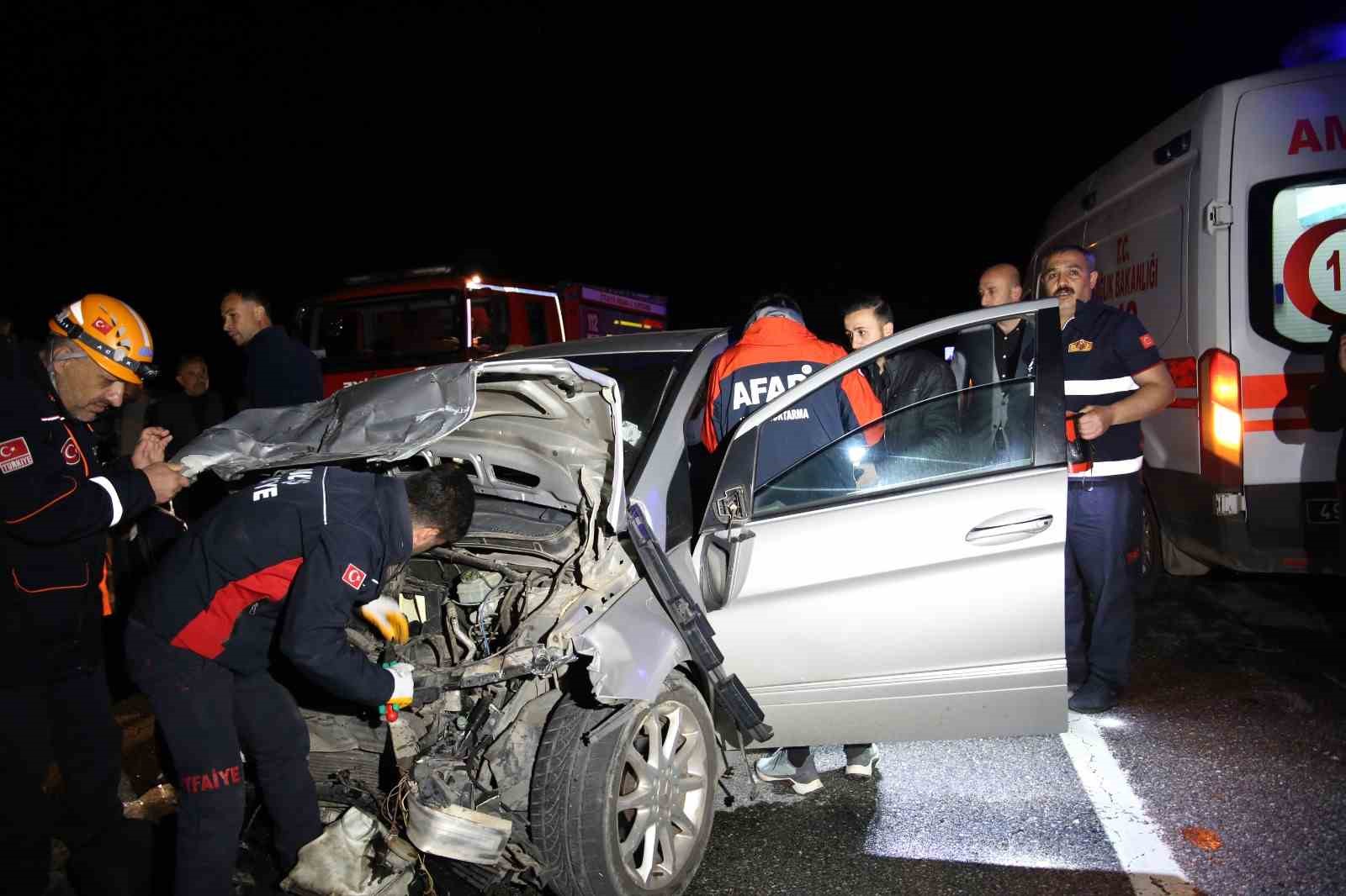Muş’ta iki otomobil çarpıştı, 9 kişi yaralandı
