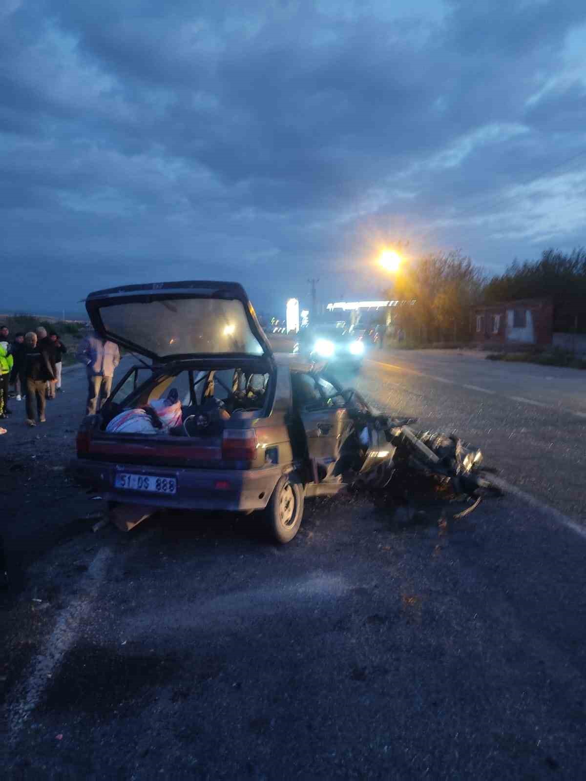 Niğde’de iki otomobil kafa kafaya çarpıştı: 1’i ağır 4 yaralı
