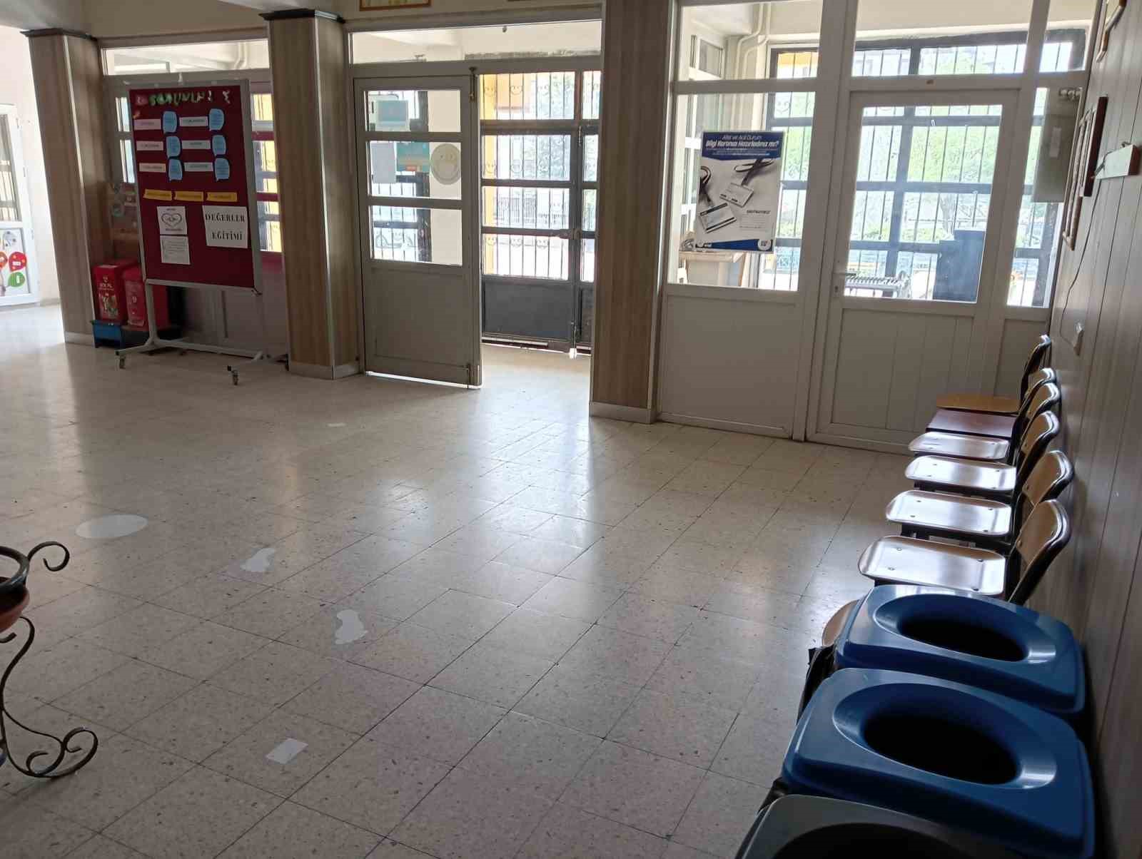 Öğrencisinin bıçaklı saldırısına uğrayan öğretmenin meslektaşı: “Öğrenci okula bıçak getirip saklamış”
