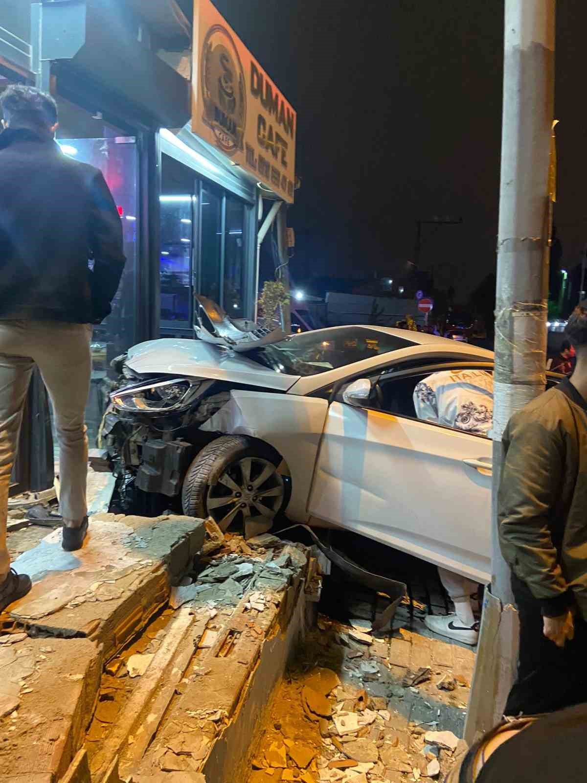 Önüne minibüs çıkınca direksiyonu kırdı, son sürat işyerine girdi
