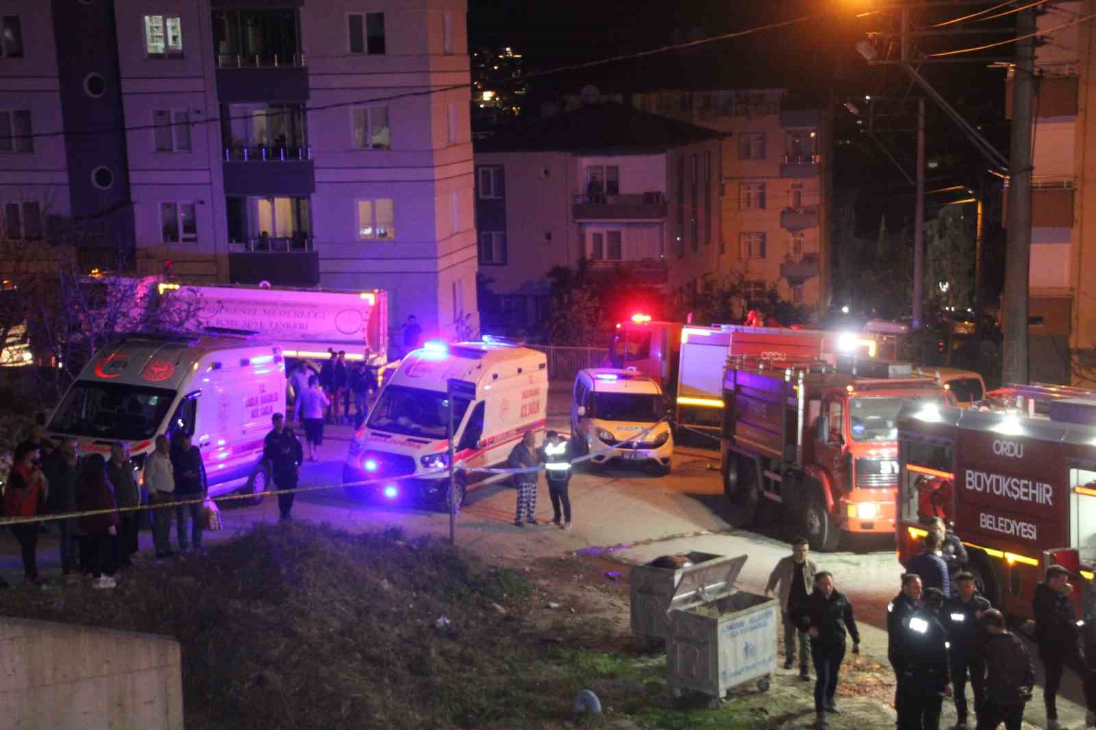 Ordu’da 3 katlı binada yangın: 5 kişi dumandan etkilendi
