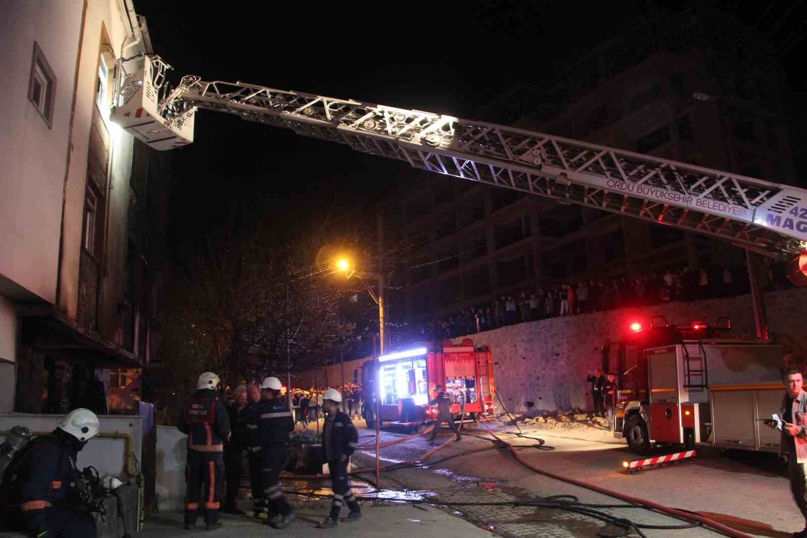 Ordu’da 3 katlı binada yangın: 5 kişi dumandan etkilendi
