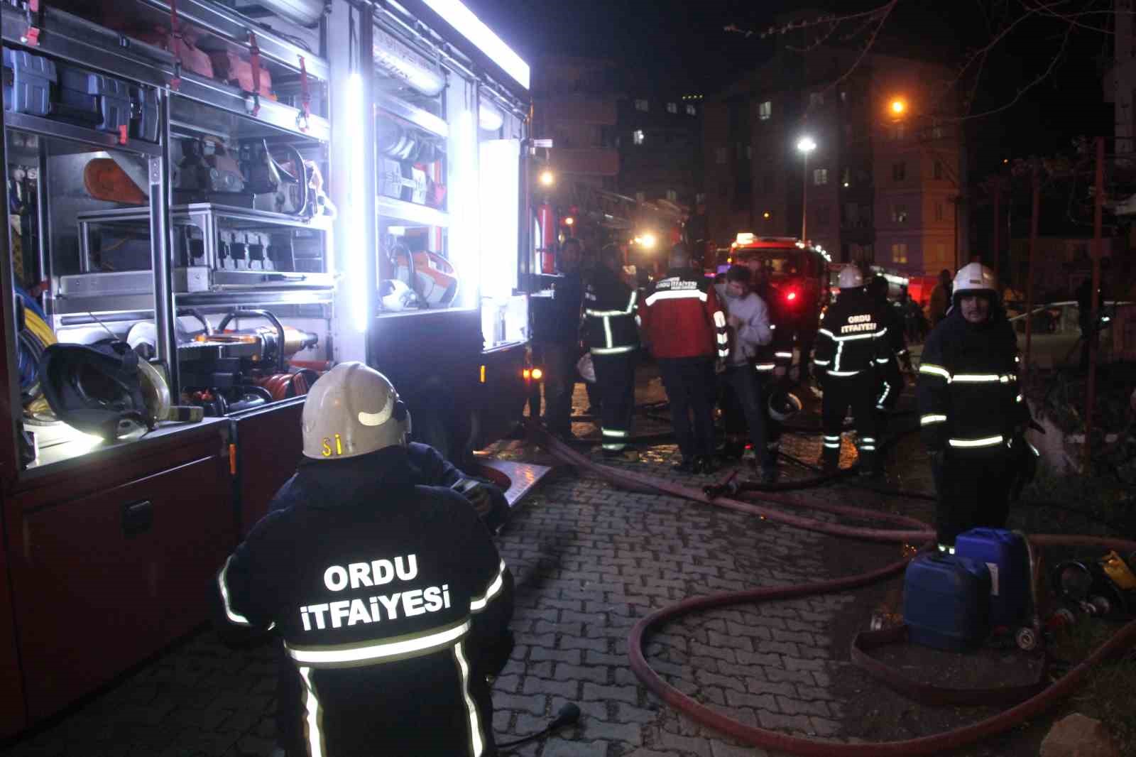 Ordu’da 3 katlı binada yangın: 5 kişi dumandan etkilendi
