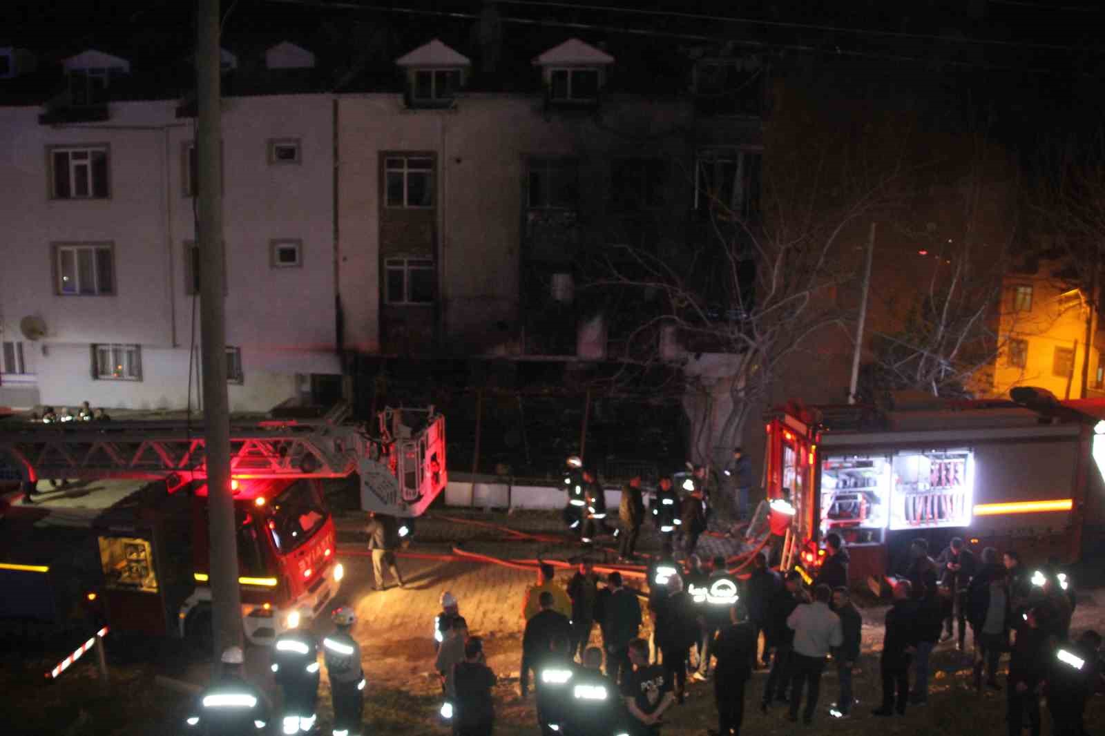 Ordu’da 3 katlı binada yangın: 5 kişi dumandan etkilendi
