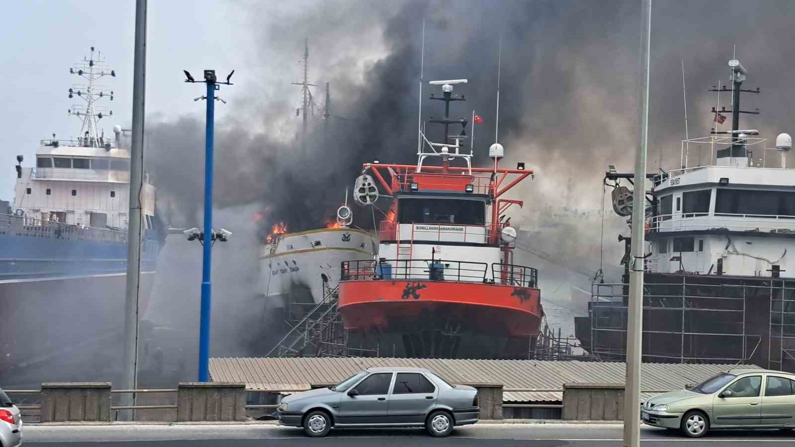 Ordu’da limanda tekne yangını: Söndürme çalışmaları sürüyor

