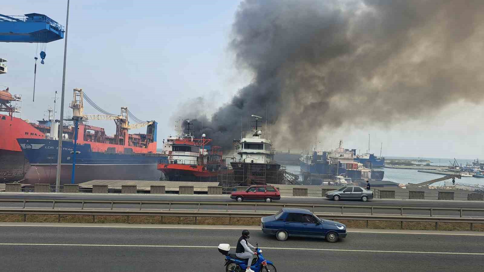 Ordu’da limanda tekne yangını: Söndürme çalışmaları sürüyor
