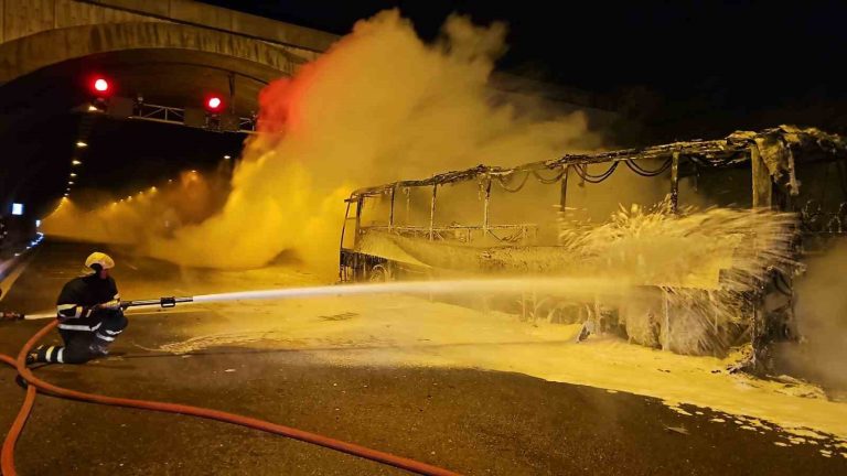 Orhangazi Tüneli’nde yolcu otobüsü alev alev yandı