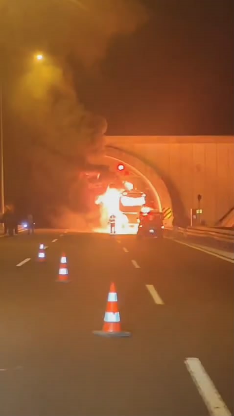 Orhangazi Tüneli’nde yolcu otobüsü alev alev yandı
