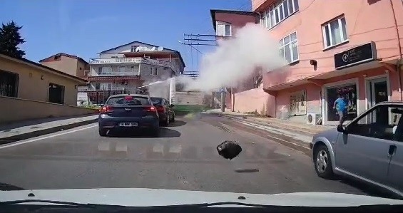 Otobüsün su borusu bomba gibi patladı: O anlar kamerada
