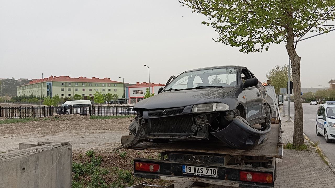 Otomobil ile elektrikli motosiklet çarpıştı: 1’i çocuk 3 yaralı
