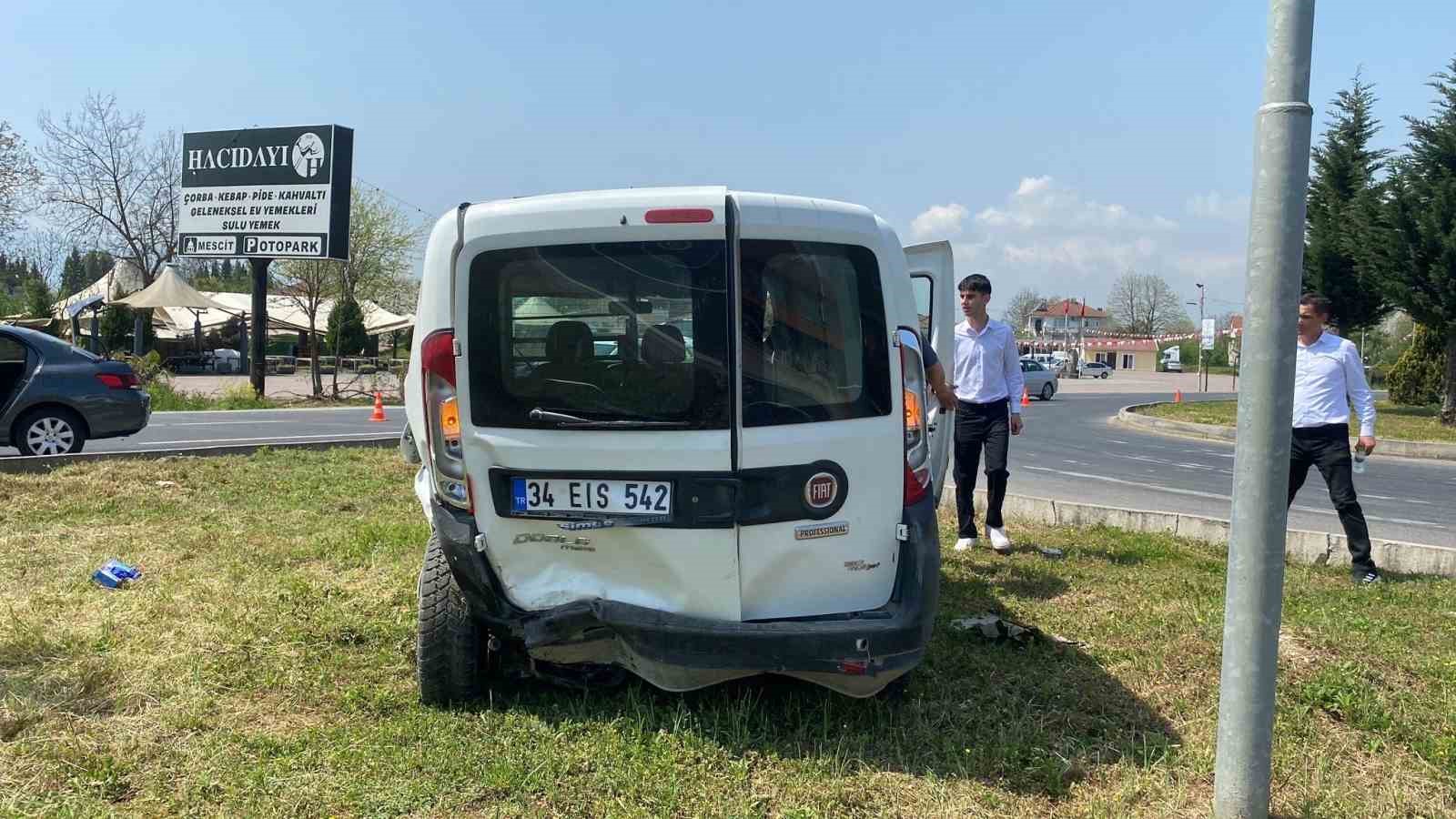 Otomobil ile hafif ticari araç çarpıştı: 2 yaralı
