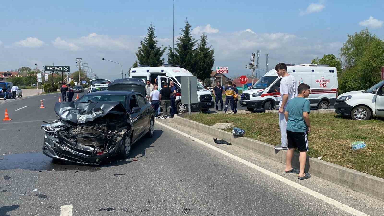 Otomobil ile hafif ticari araç çarpıştı: 2 yaralı
