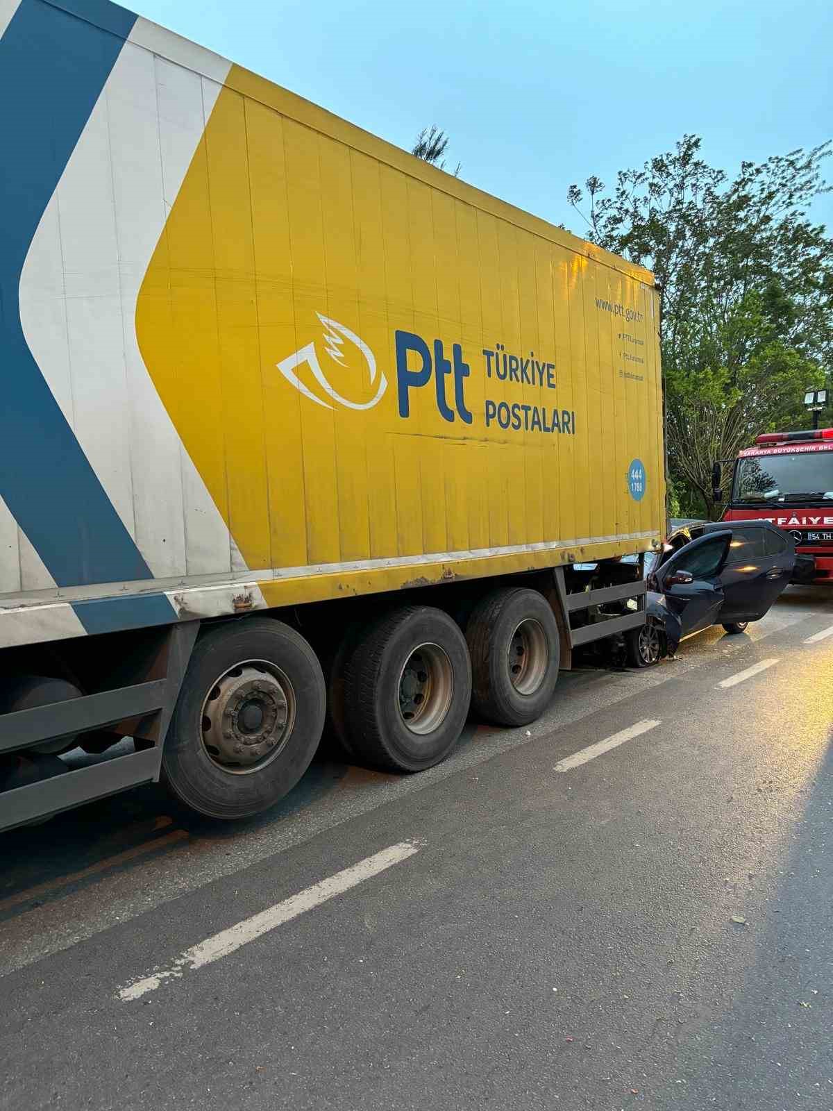 Otomobil, PTT kamyonuna ok gibi saplandı: 1 ölü, 2 yaralı
