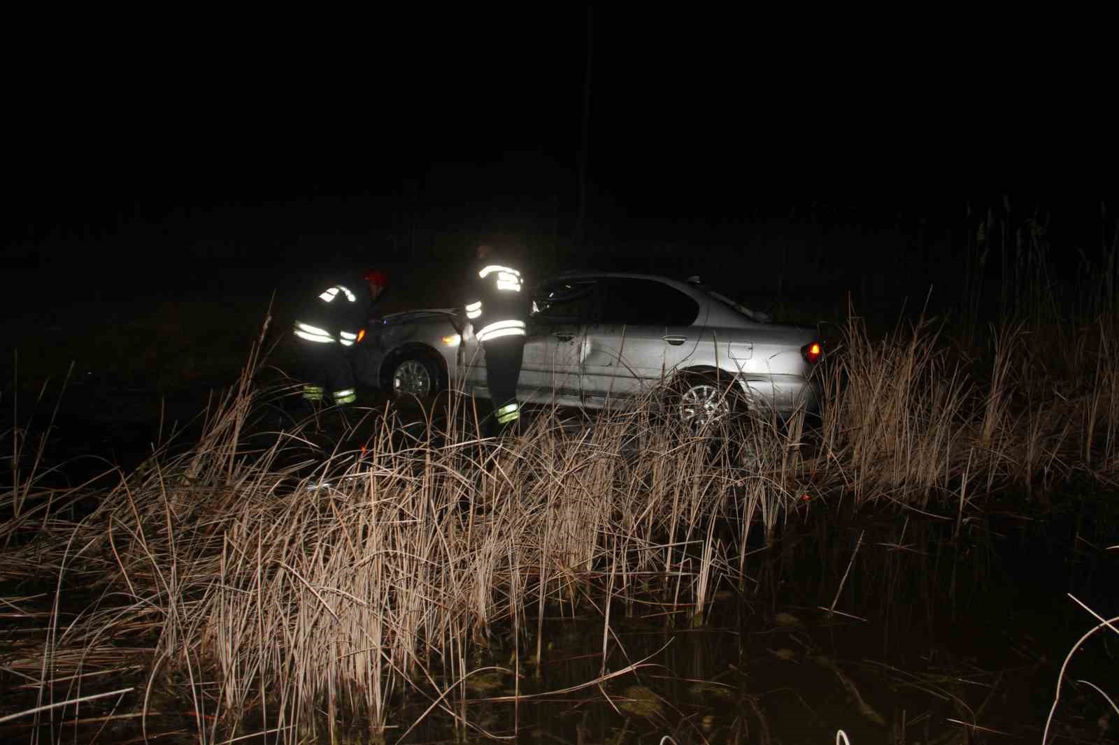Otomobil sazlıktaki su birikintisine takla attı: 4 yaralı
